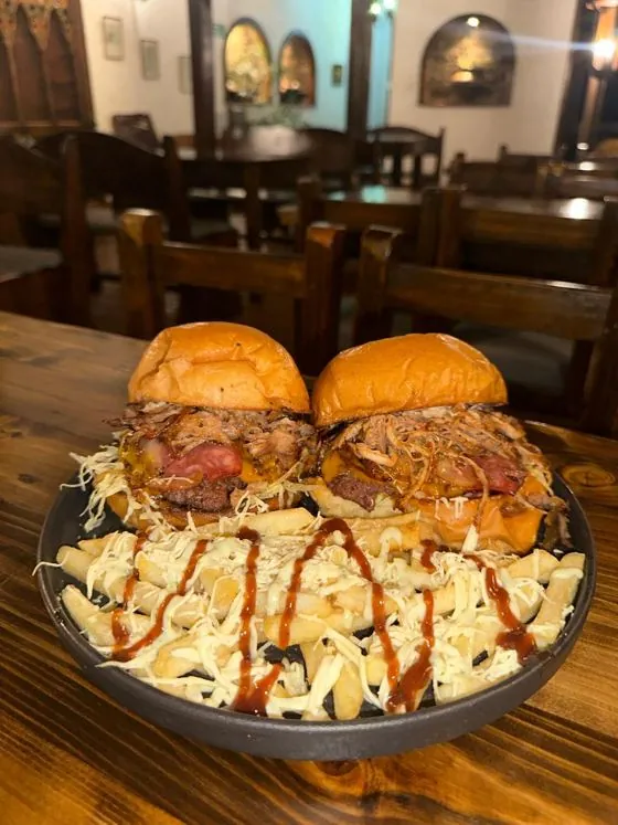 Dos hamburguesas servidas en el salón de EUFORIA