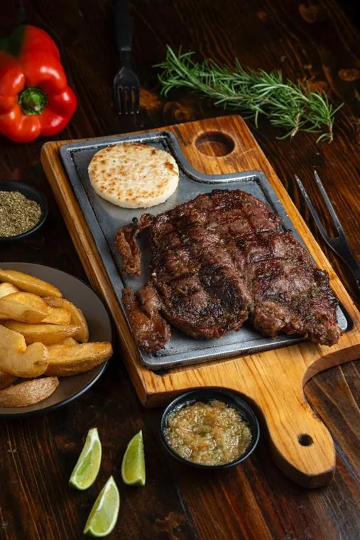 Cortes a la brasa con arepa y papas en EUFORIA