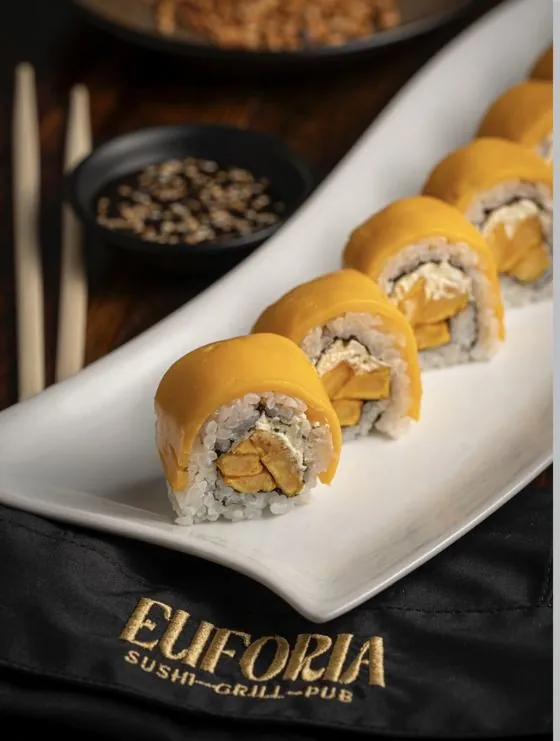 Roll de sushi servido sobre el delantal bordado de EUFORIA