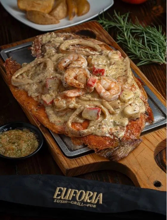 Trucha marinera con camarones y calamares en EUFORIA